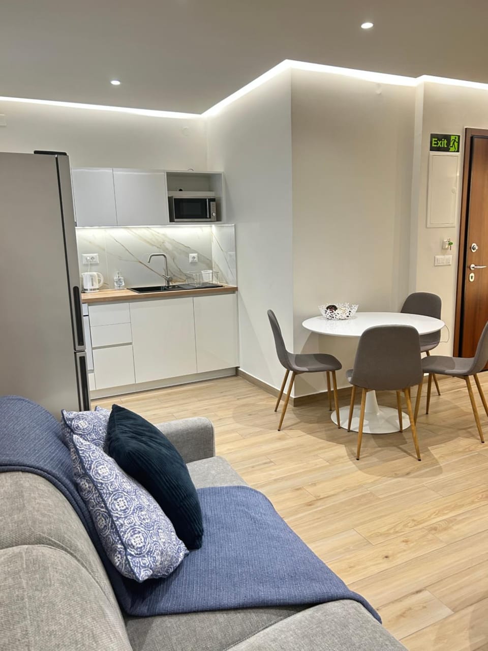 Dining area, dishwasher