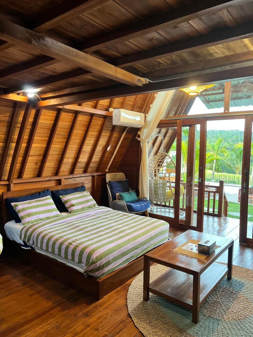 Bed, View (from property/room), Living room, Photo of the whole room, Seating area, Bedroom