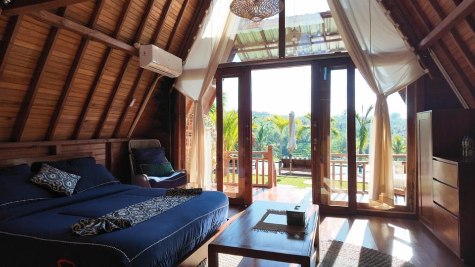 Bed, Living room, Seating area, Bedroom