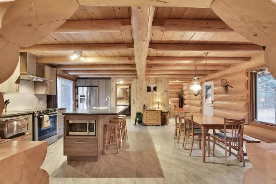 Rustic Log Chalet in Nature - Chalet Le Melisse House in Shawinigan