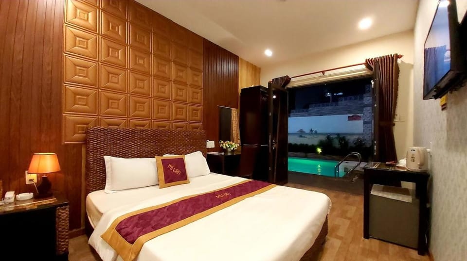 Photo of the whole room, Pool view
