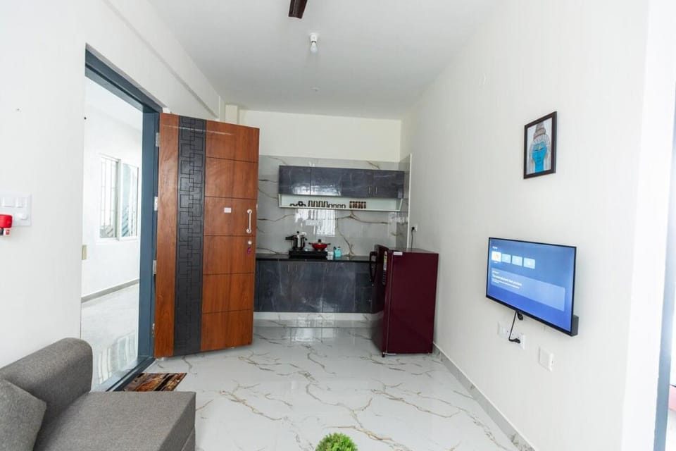 1BHK 2km From Hosa Road Metro with lift 102 Apartment in Bengaluru