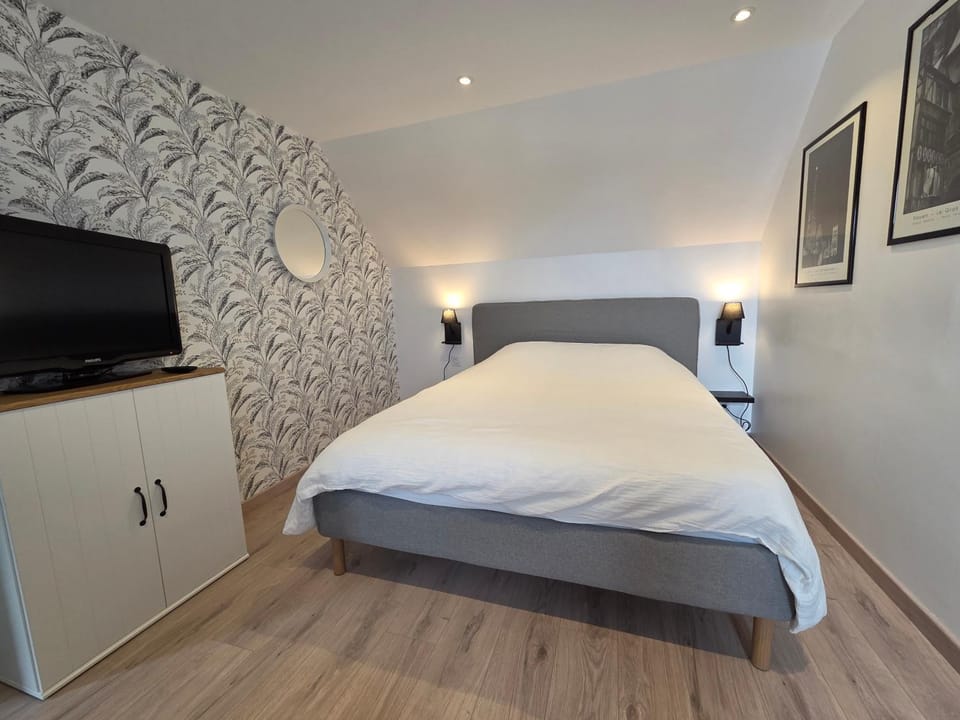 Bed, TV and multimedia
