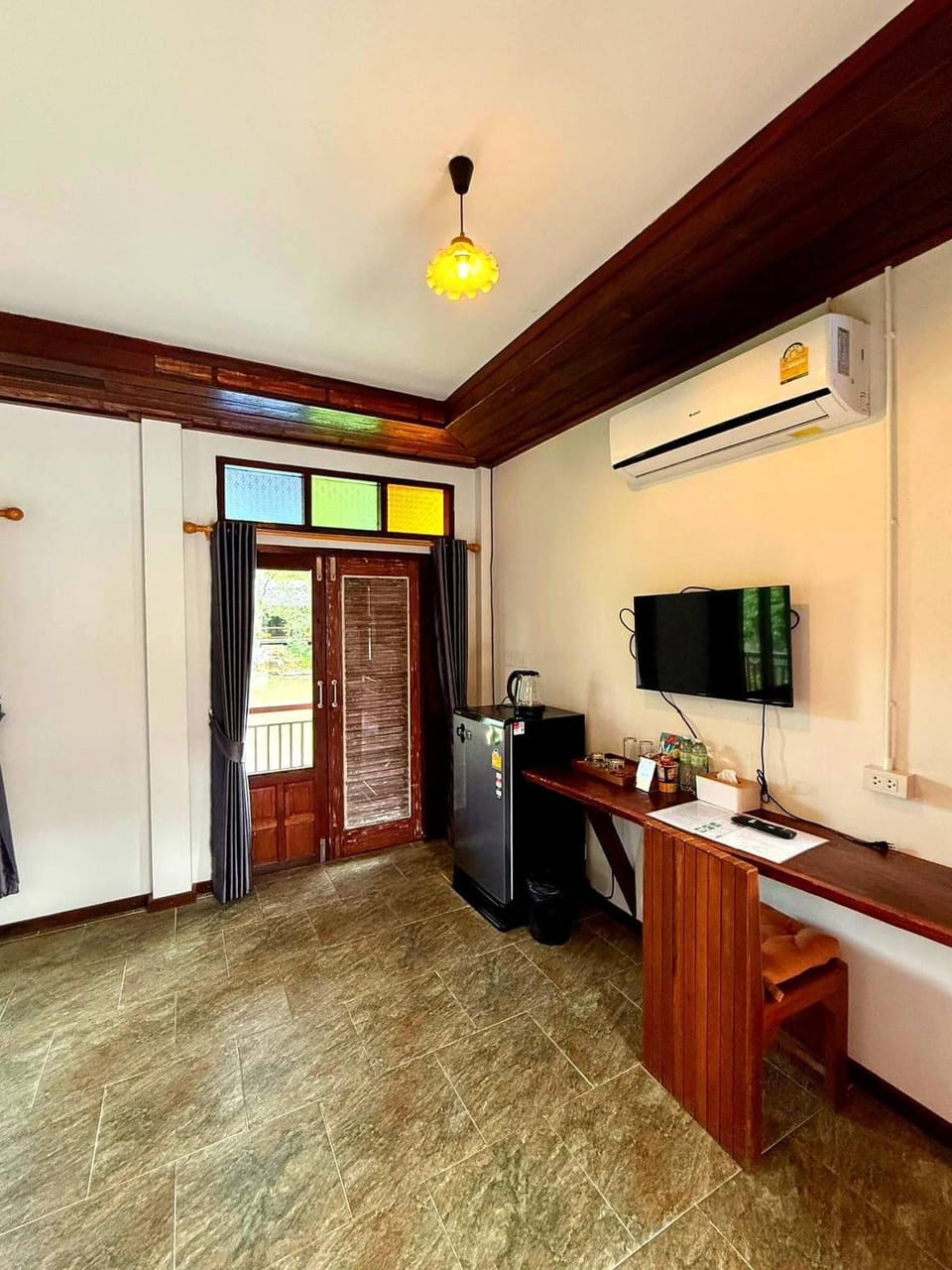 Communal lounge/ TV room, TV and multimedia, Decorative detail, air conditioner