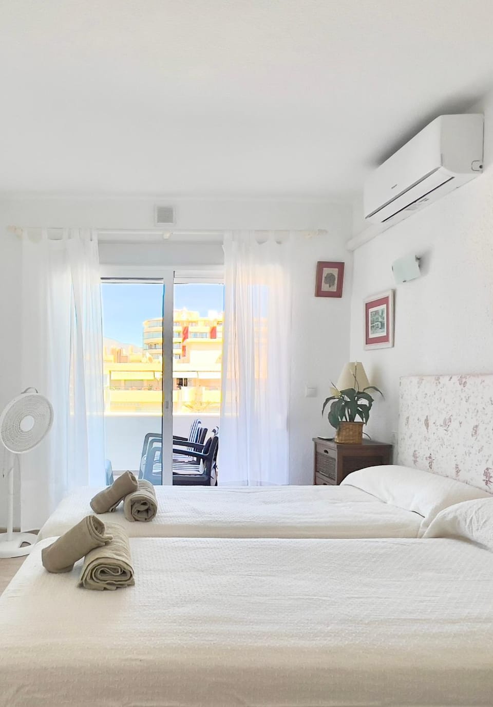 Balcony/Terrace, Photo of the whole room, Bedroom, Sea view, towels, air conditioner