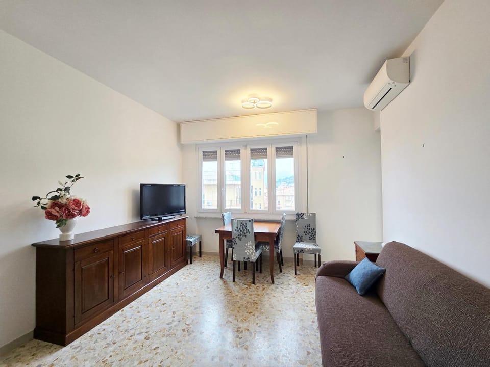 Living room, Seating area, Dining area, air conditioner