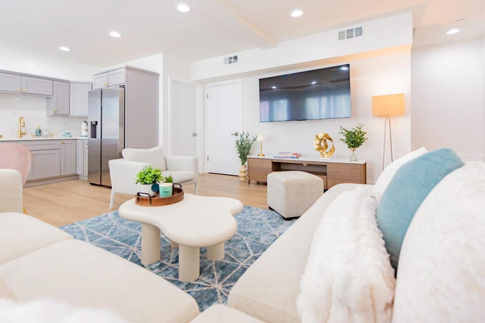 TV and multimedia, Kitchen or kitchenette, Living room, Seating area, oven