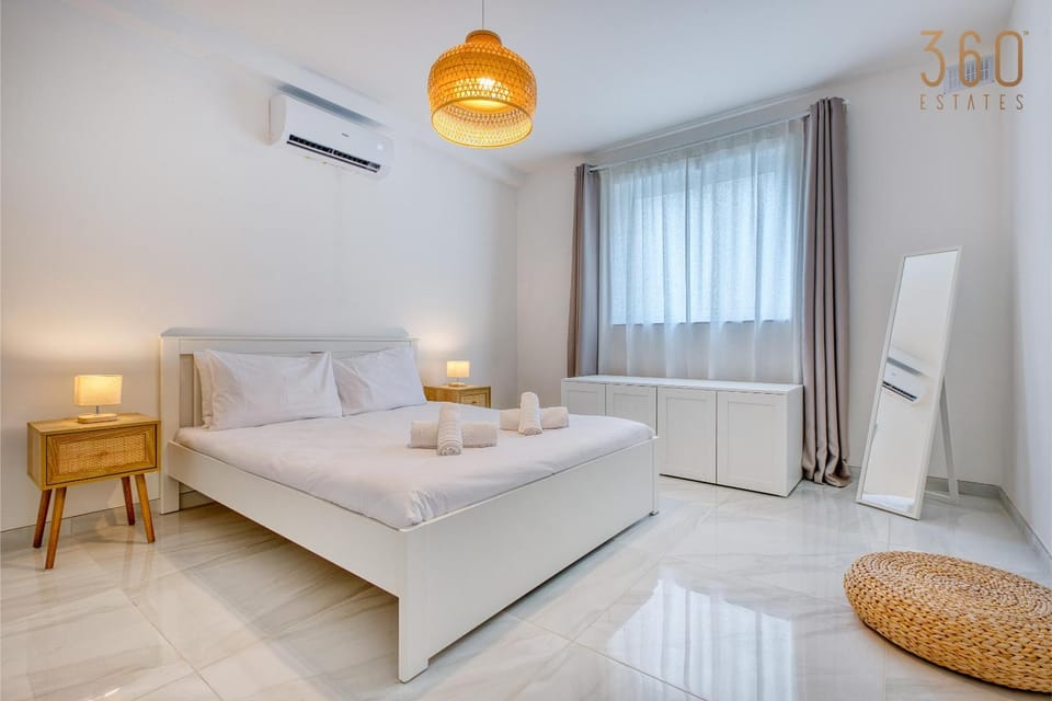 Bed, Photo of the whole room, Bedroom, wardrobe, air conditioner