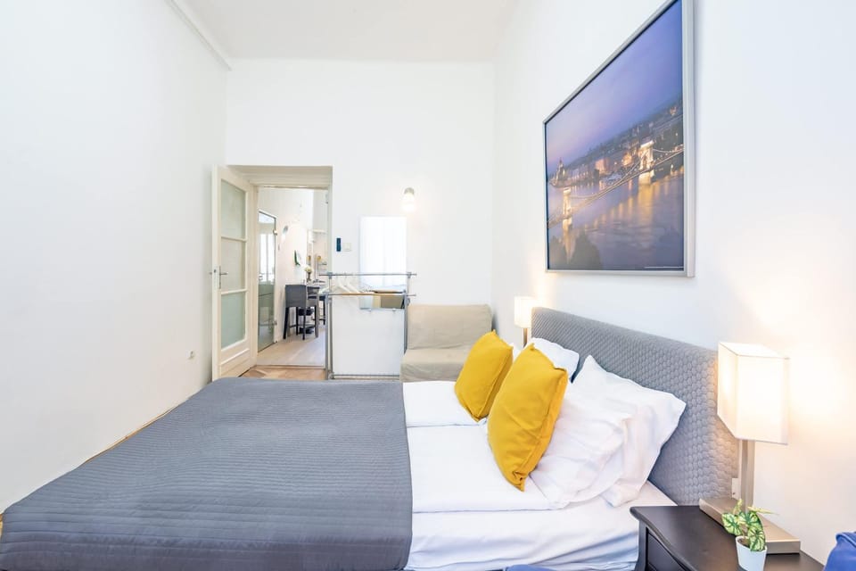 Cozy Downtown Haven for Couples Apartment in Budapest