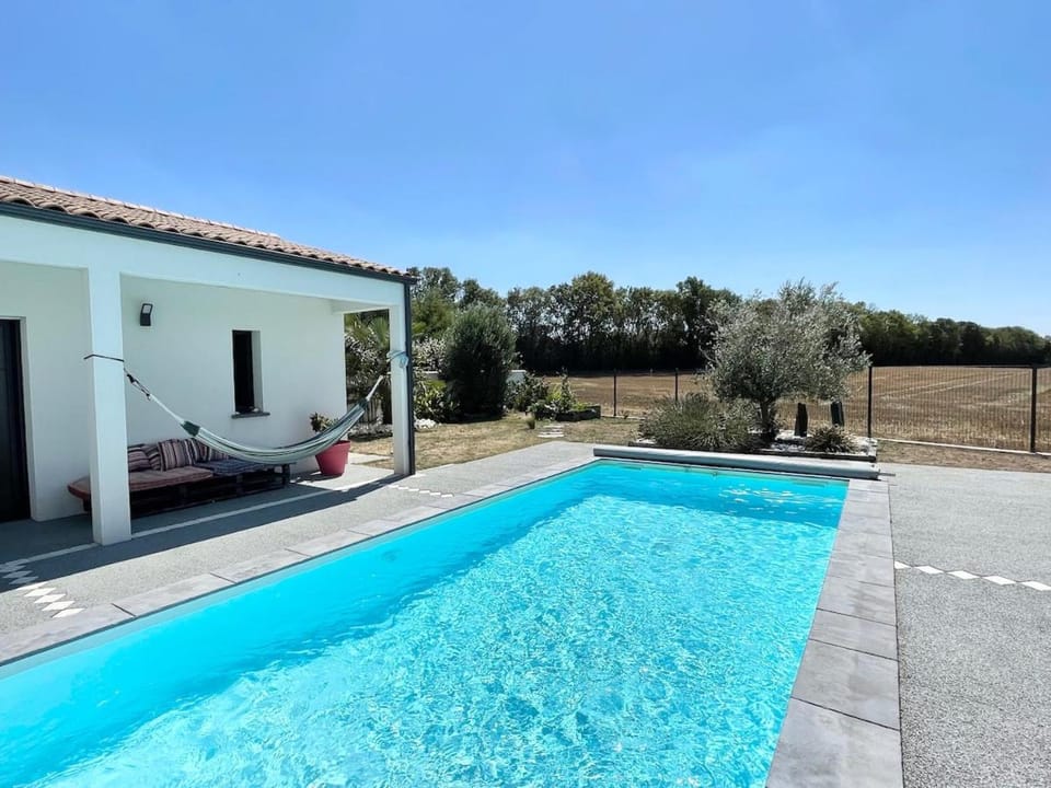Villa Nathan, fun and calm Rochefort Villa in Nouvelle-Aquitaine