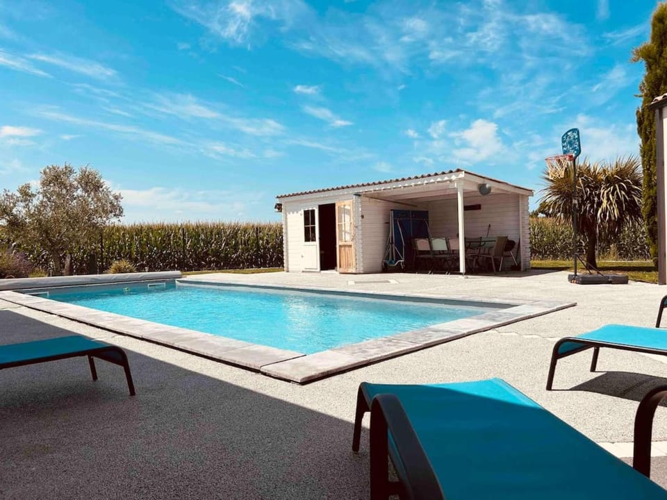 Villa Nathan, fun and calm Rochefort Villa in Nouvelle-Aquitaine