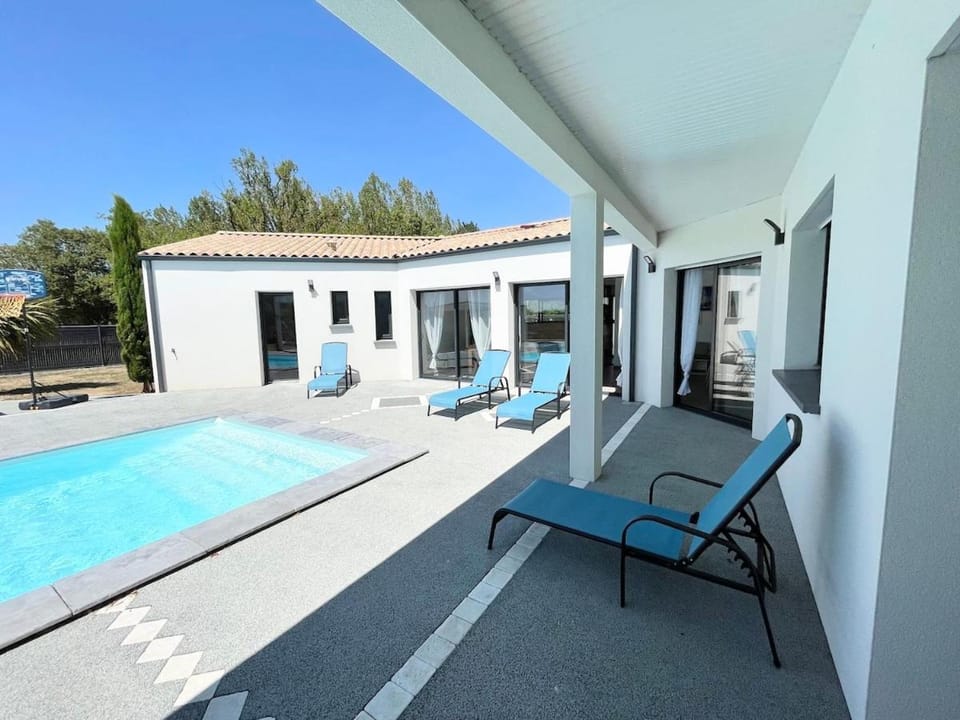 Villa Nathan, fun and calm Rochefort Villa in Nouvelle-Aquitaine