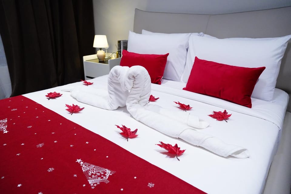 Bed, Photo of the whole room, Bedroom, towels