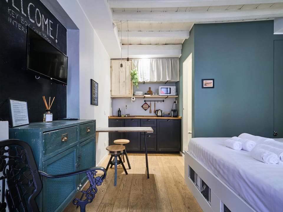 TV and multimedia, Kitchen or kitchenette, Photo of the whole room