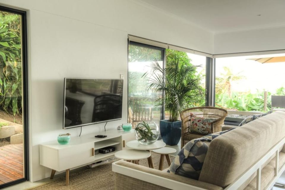 Communal lounge/ TV room, Garden, TV and multimedia, View (from property/room), Balcony/Terrace, Living room, Seating area, Evening entertainment, Garden view