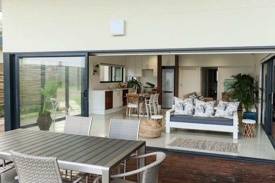 Patio, View (from property/room), Balcony/Terrace, Living room, Seating area, Dining area