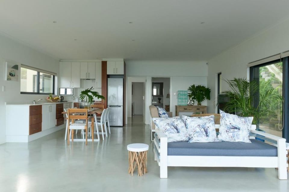 Patio, Living room, Seating area, Dining area