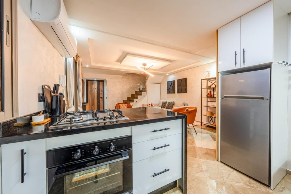 Kitchen or kitchenette, dishwasher, minibar, oven, stove