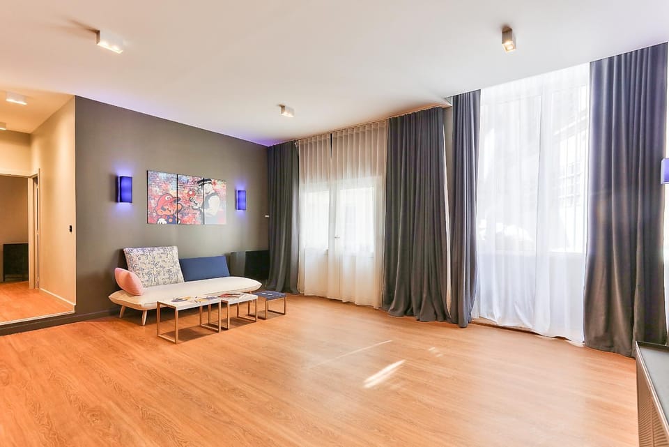 UrbanFlat 124 - Spacious Home in the Heart of Paris Apartment in Paris