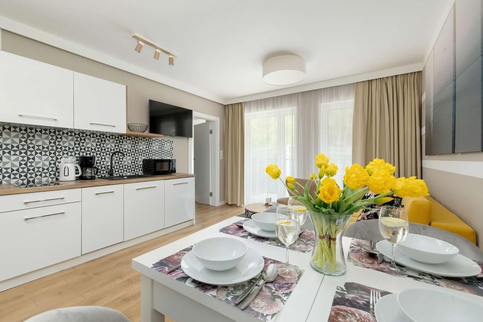 Coffee/tea facilities, Kitchen or kitchenette, Dining area, stove