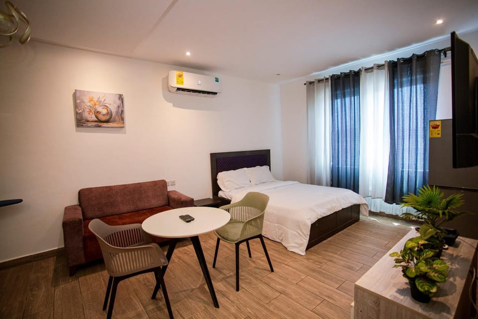 Bed, Photo of the whole room, Seating area, Bedroom, air conditioner