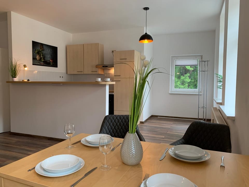 Kitchen or kitchenette, Dining area
