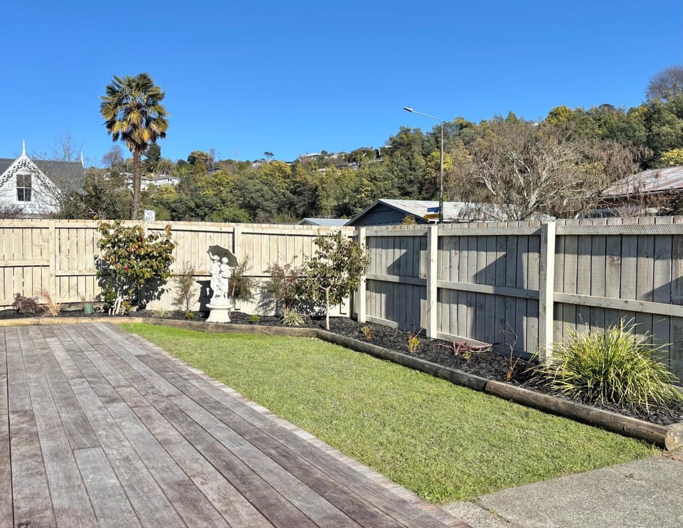 3-Beds with Sunny Deck & Gardens House in Nelson