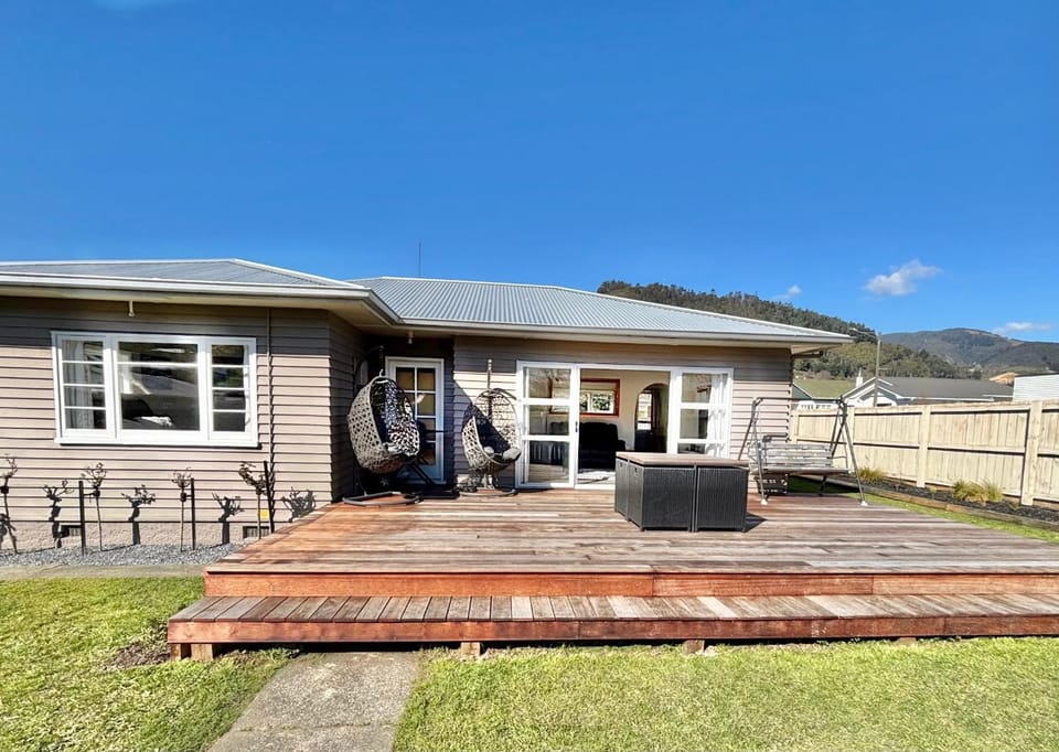 3-Beds with Sunny Deck & Gardens House in Nelson