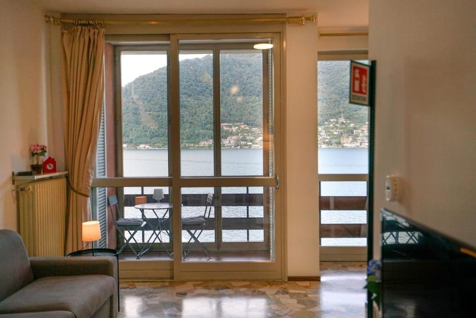 La veranda sul lago - spiaggia privata e vista lago Apartment in Canton of Ticino