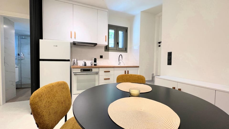 Kitchen or kitchenette, Dining area