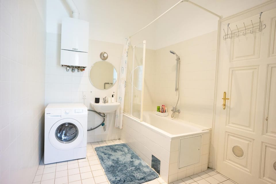 Spacious stylish designed 3 Bedroom Apartment near Naschmarkt and city center Apartment in Vienna