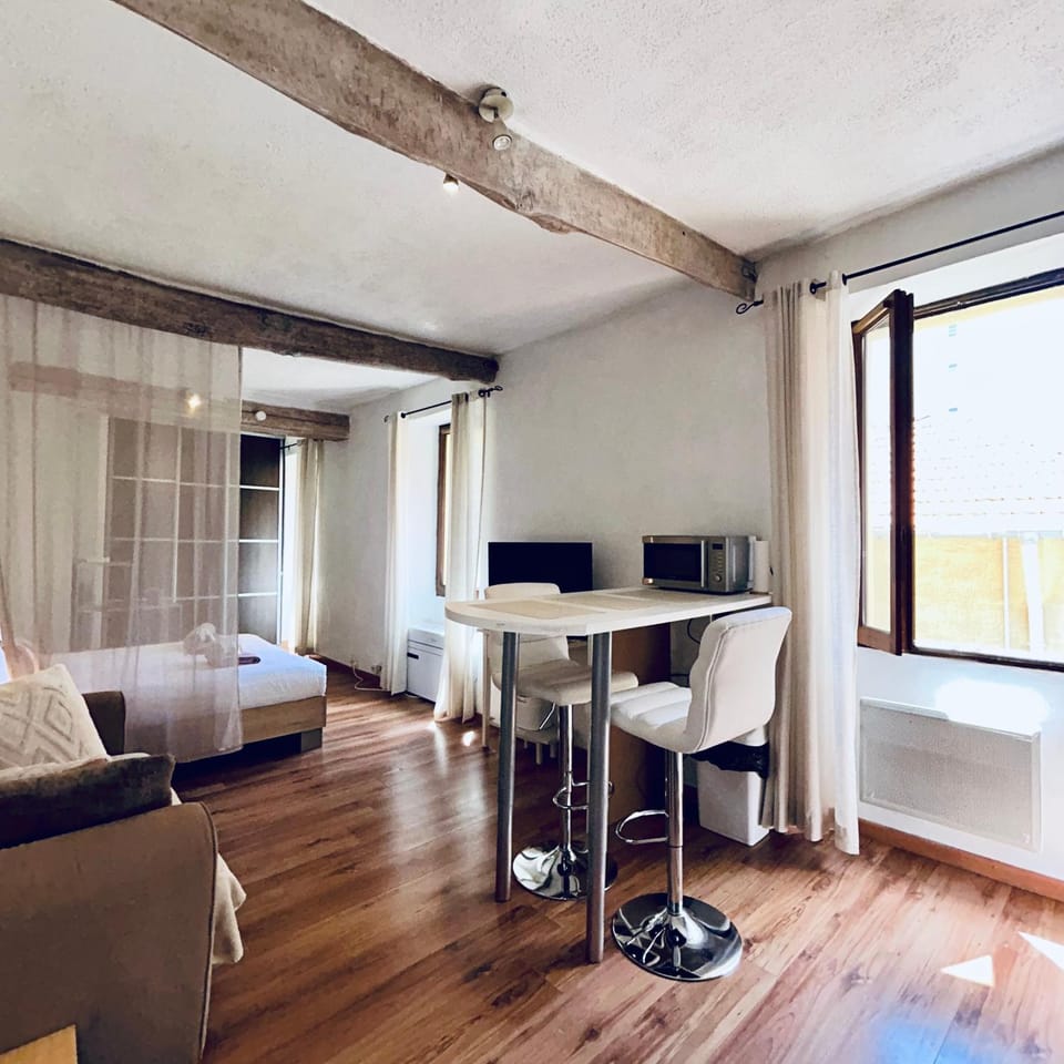 Bed, Living room, Seating area, Dining area