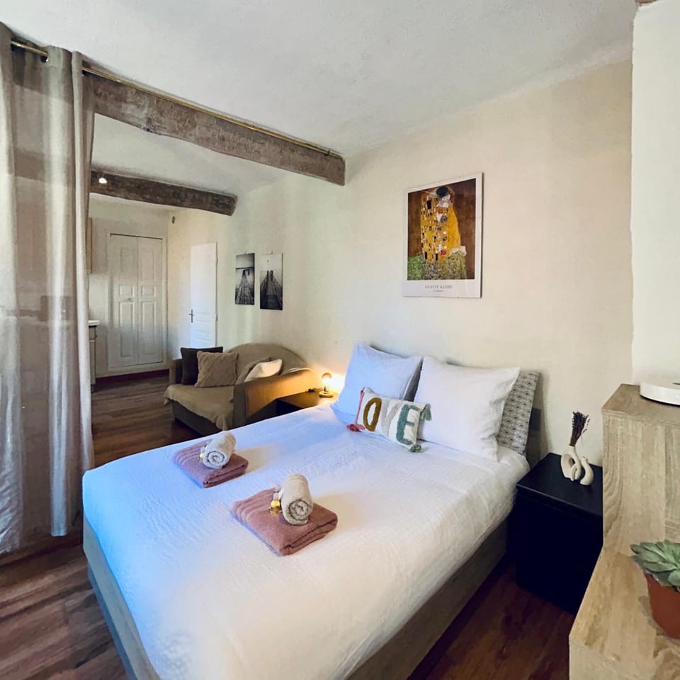 Bed, Photo of the whole room, towels
