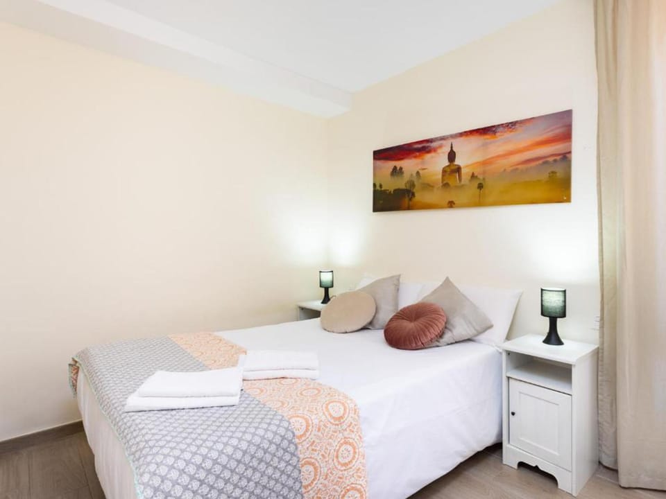 Bed, Bedroom, towels