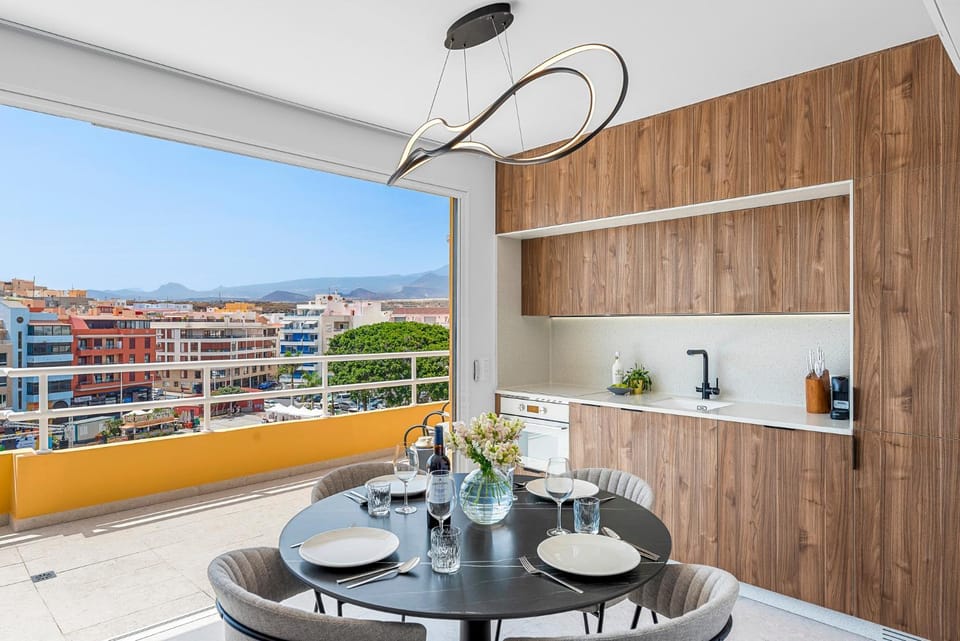 View (from property/room), Balcony/Terrace, Dining area