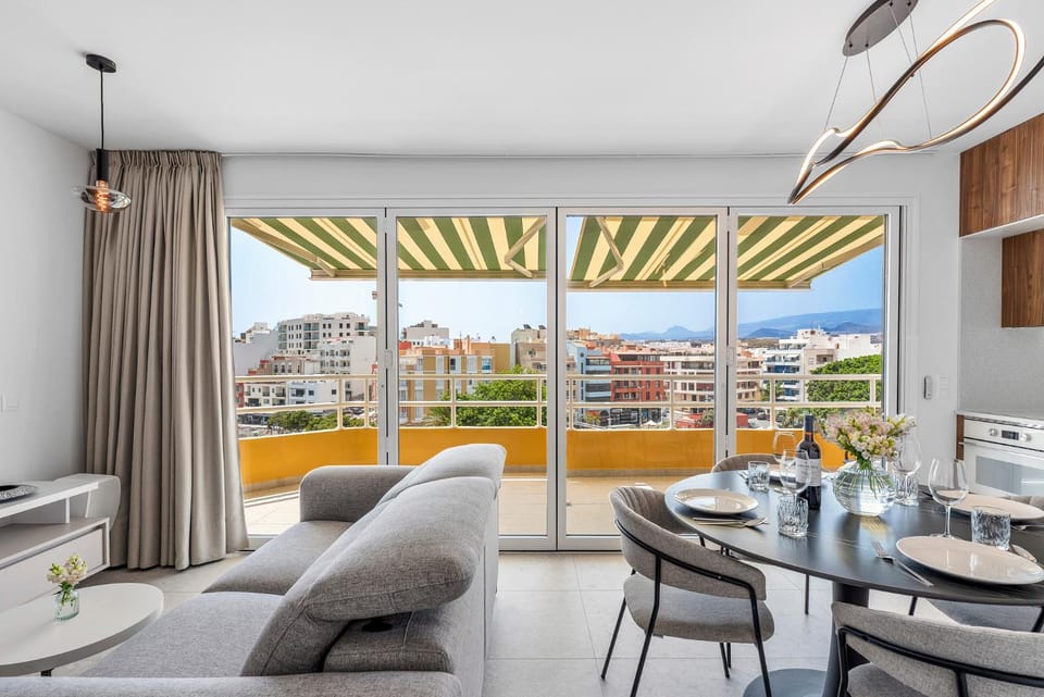 View (from property/room), Balcony/Terrace, Living room
