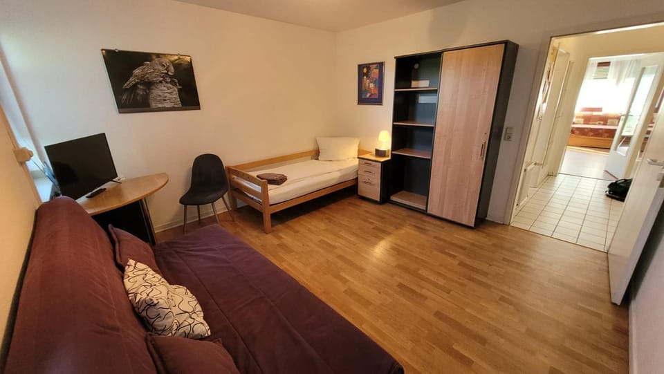 Bed, TV and multimedia, Photo of the whole room, Seating area, Bedroom, wardrobe