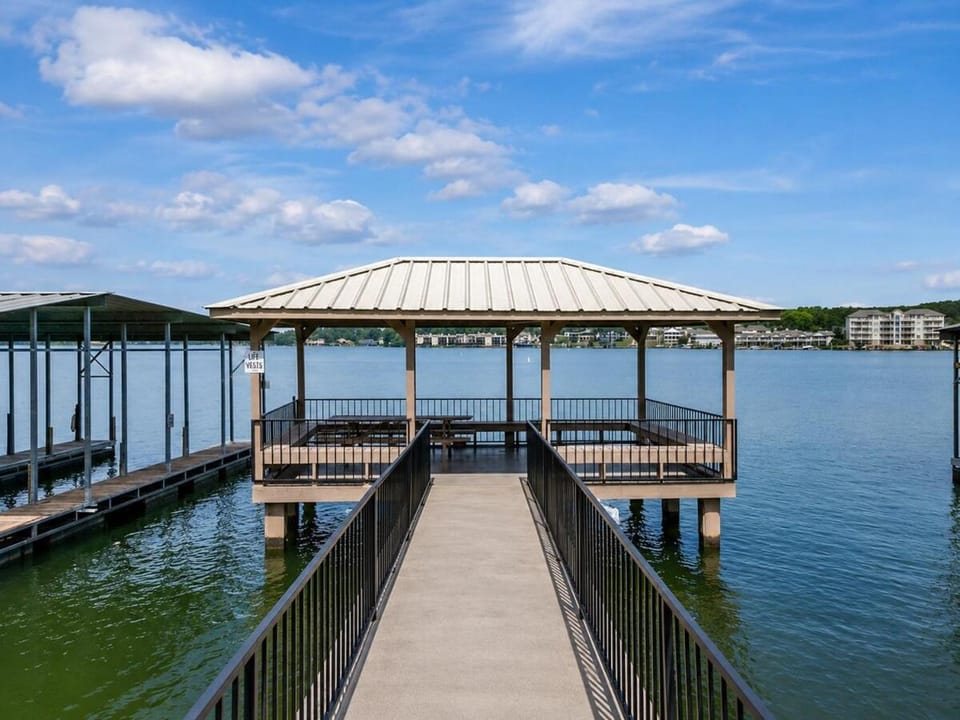 Lake Hamilton Condo with Boat Slip, Pool & Pickleball Apartment in Lake Hamilton