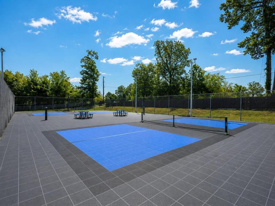 Lake Hamilton Condo with Boat Slip, Pool & Pickleball Apartment in Lake Hamilton