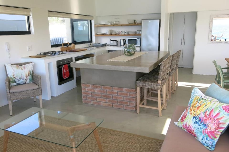 Kitchen or kitchenette, Living room, Seating area, Dining area, oven, pet friendly, stove
