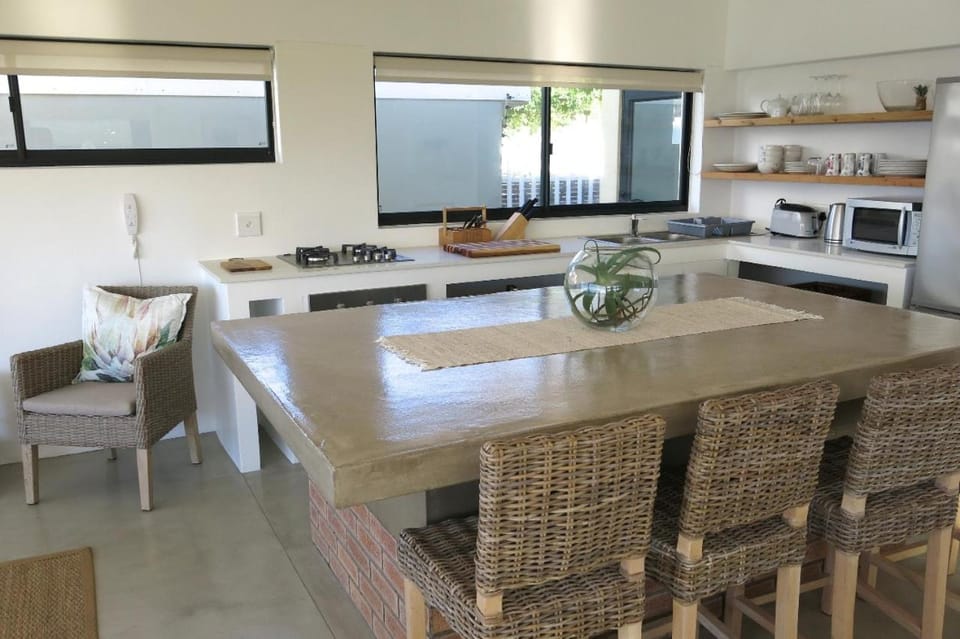 Kitchen or kitchenette, Dining area, oven, pet friendly, stove