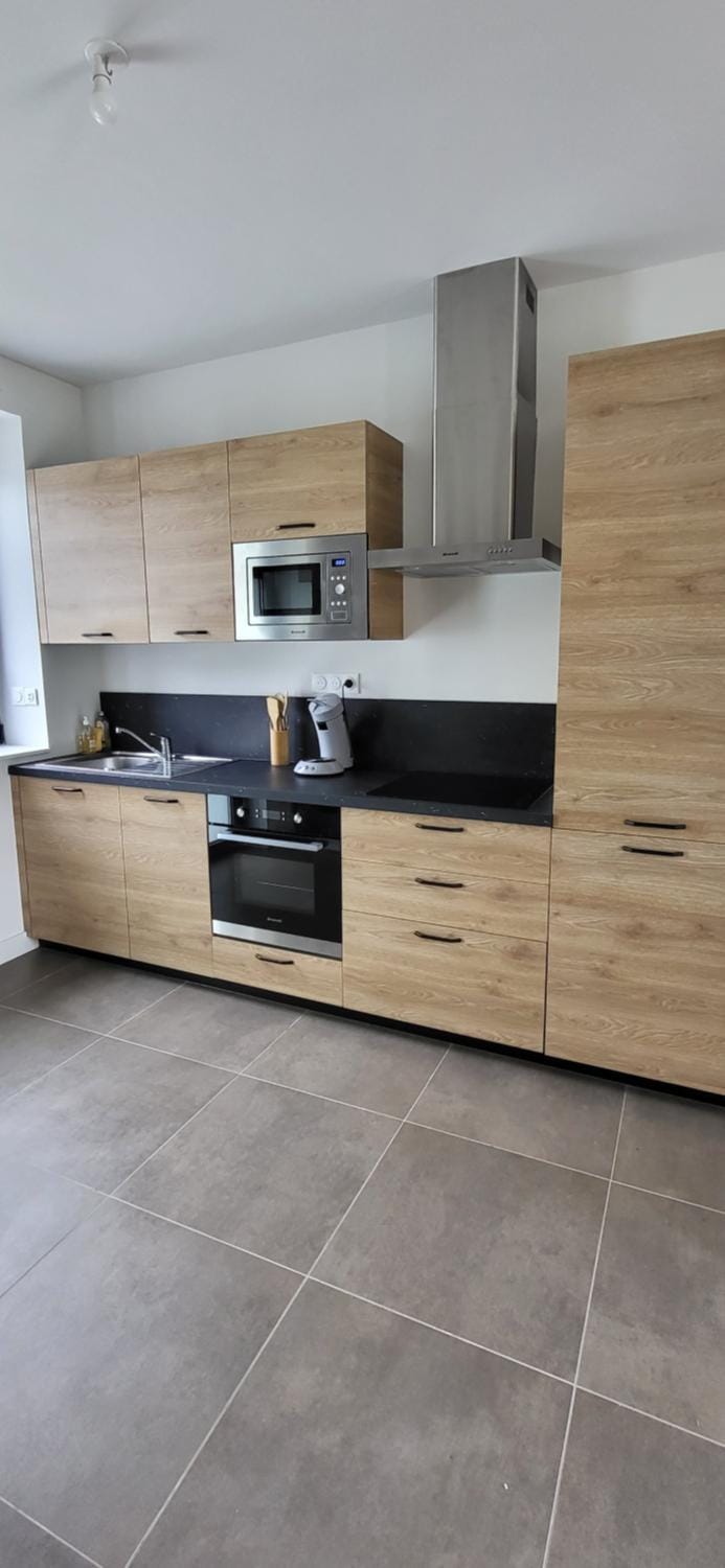 Kitchen or kitchenette, dishwasher, stove