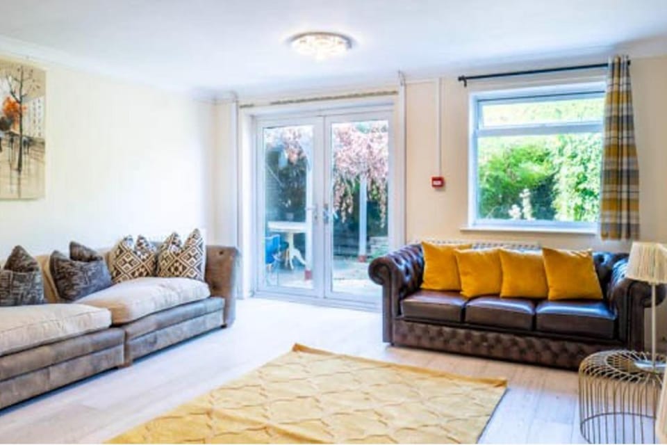 House Sleeps 5 - WiFi & Tv House in Luton
