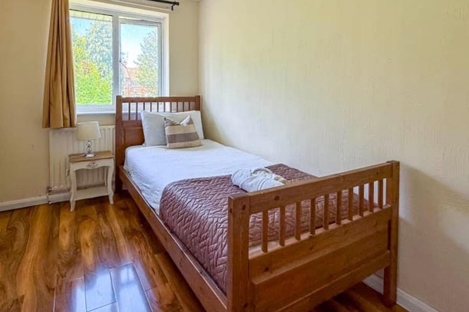 House Sleeps 5 - WiFi & Tv House in Luton