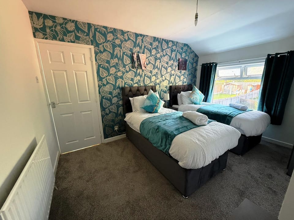 Bed, Photo of the whole room, Bedroom, towels, towels