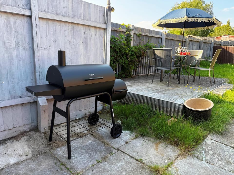 Patio, Day, BBQ facilities, Garden, Dining area, Garden view