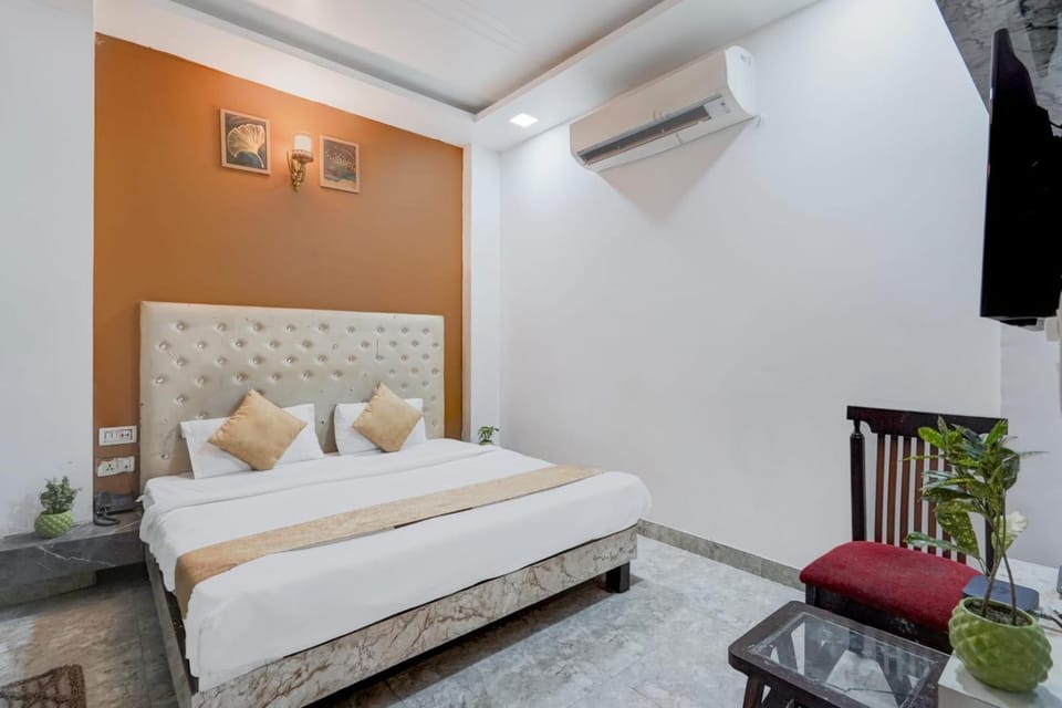 Hotel Season Couple friendly Rooms Best Hotel Pitampura metro station Hotel in Delhi
