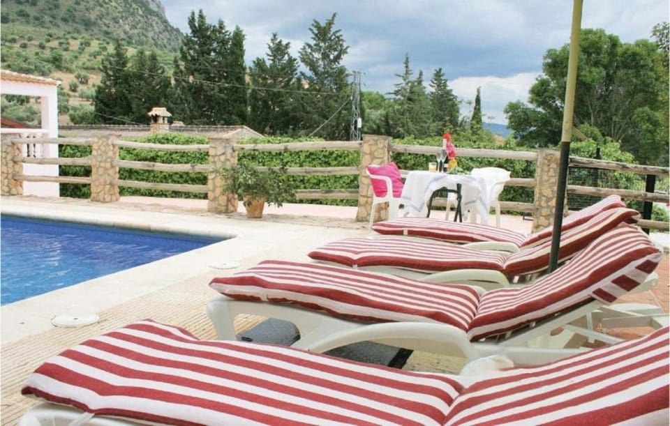 Day, Natural landscape, Mountain view, Pool view, Swimming pool, sunbed