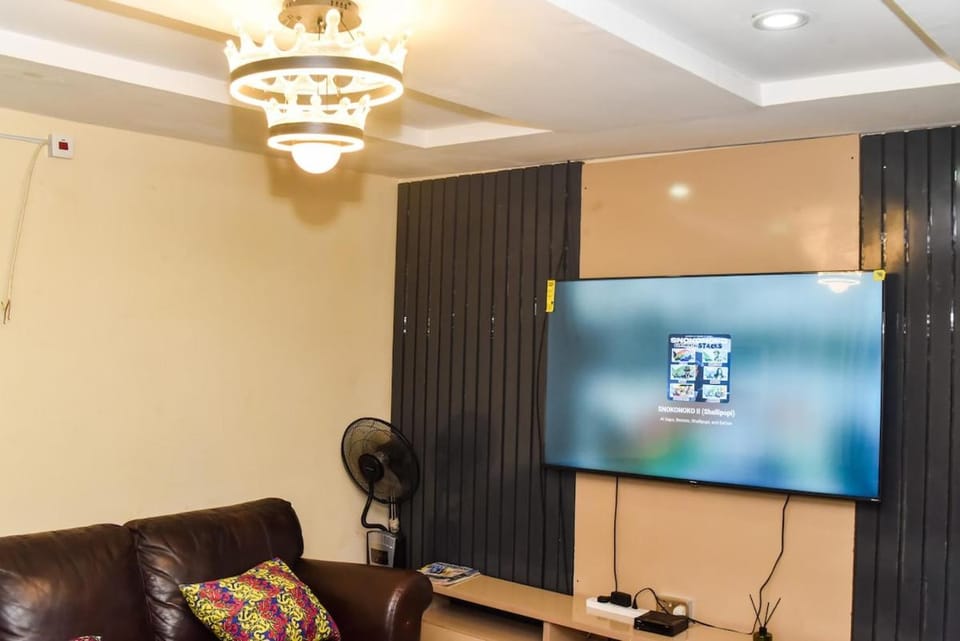 Communal lounge/ TV room, TV and multimedia, Living room, Seating area, Evening entertainment