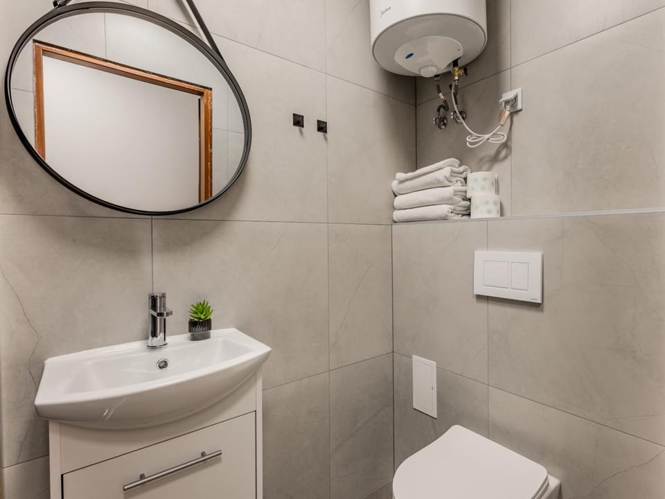 Shower, Toilet, Bathroom, towels